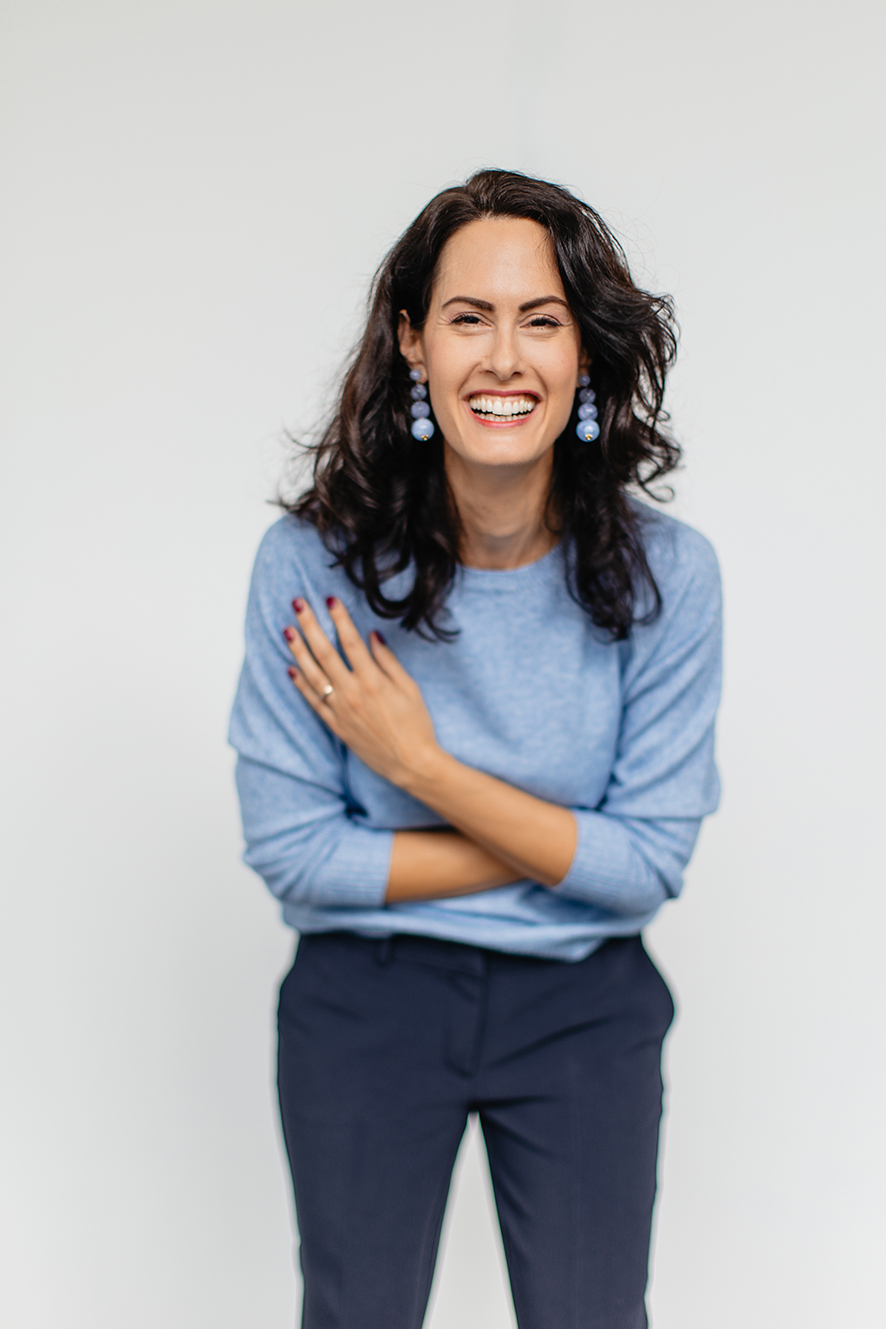 Frau gelöst und fröhlich