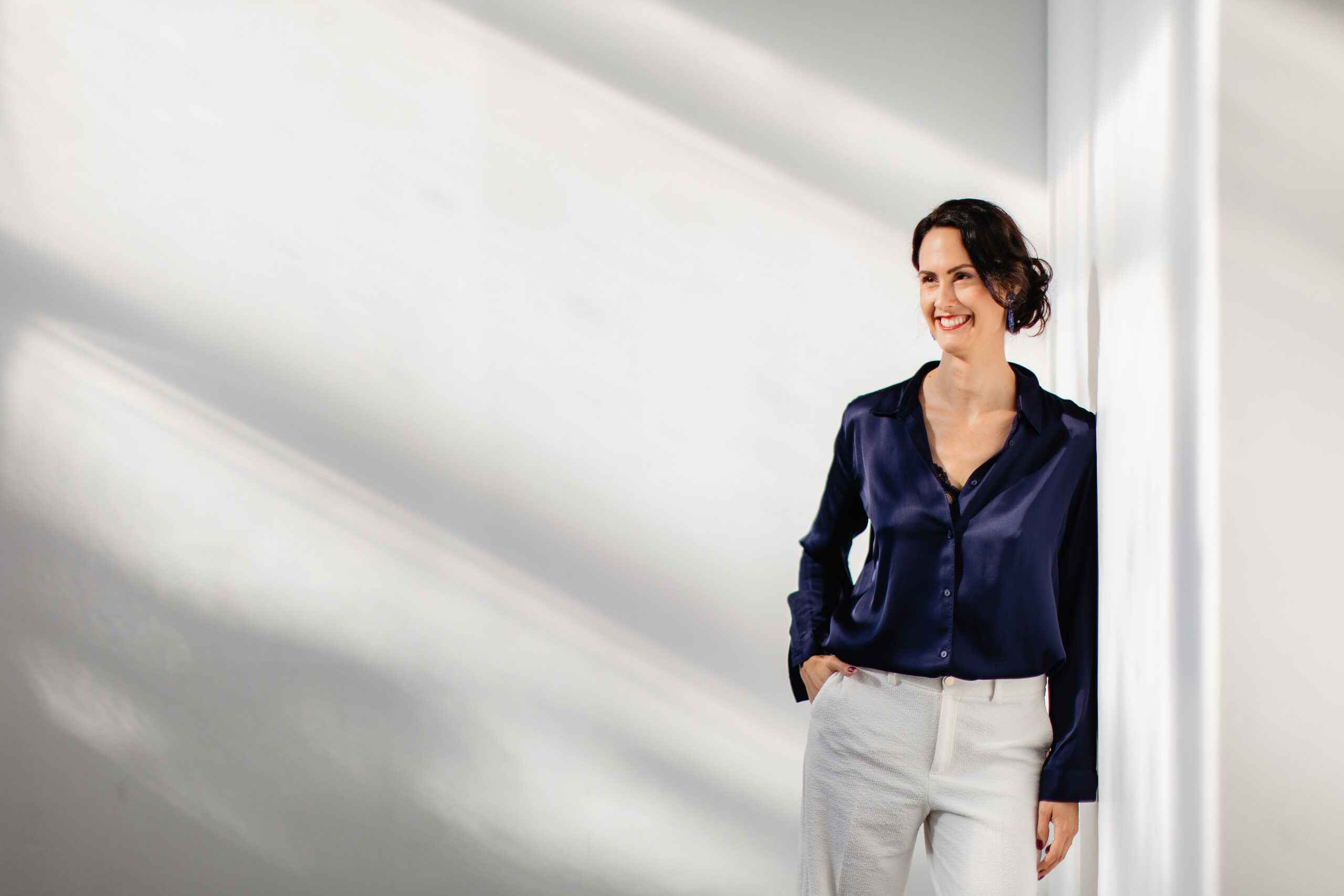 Frau stehend, selbstbewusst